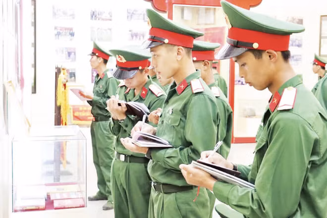 Đổi mới nội dung, phương pháp, hình thức, giáo dục chính trị, tư tưởng giúp cán bộ, chiến sĩ lực lượng vũ trang không ngừng nâng cao trình độ về mọi mặt (Ảnh: BỘ CHỈ HUY QUÂN SỰ THÀNH PHỐ HUẾ)