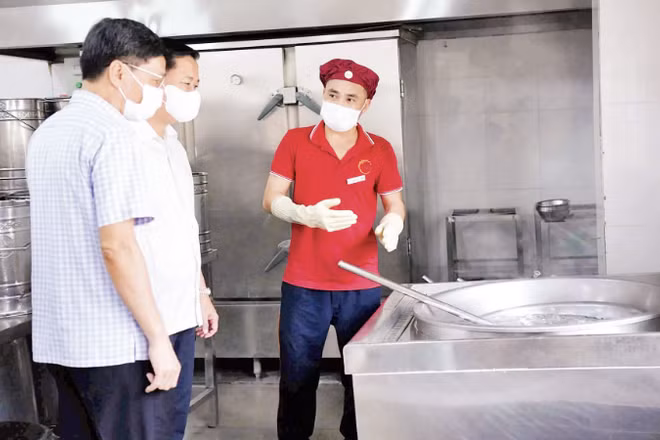 Các cơ quan chức năng kiểm tra công tác bảo đảm an toàn thực phẩm tại bếp ăn tập thể trên địa bàn Hà Nội (Ảnh: THANH THẢO)