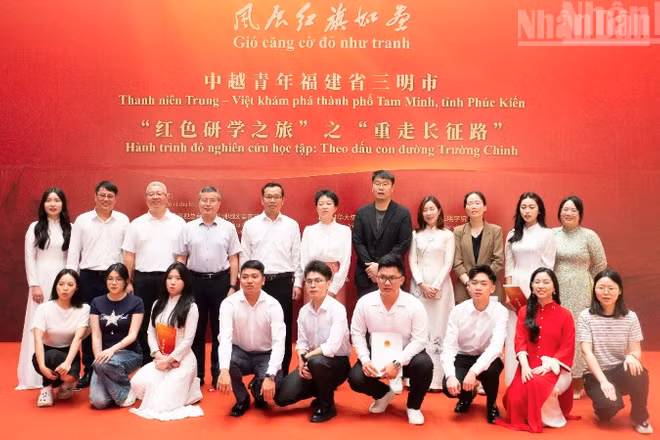 Các đại biểu chụp ảnh chung tại Lễ khởi động.