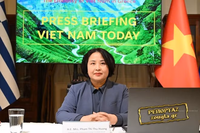 Đại sứ Việt Nam tại Hy Lạp Phạm Thị Thu Hương tại buổi gặp gỡ báo chí. (Ảnh: Đại sứ quán Việt Nam tại Hy Lạp)