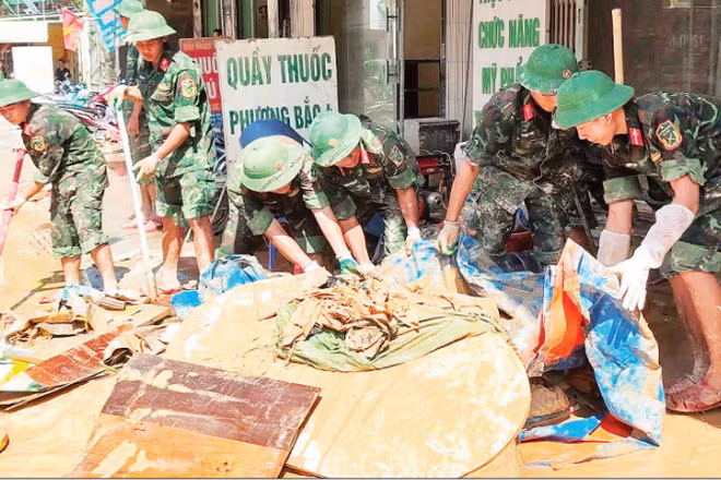 Lực lượng quân sự tỉnh Lạng Sơn tham gia khắc phục hậu quả thiên tai cho người dân. (Ảnh: NGUYÊN THU)