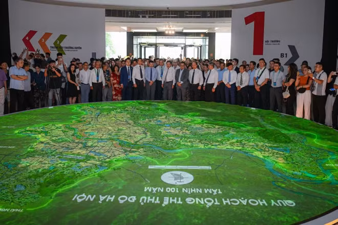 Triển lãm Quy hoạch tổng thể thành phố Hà Nội tầm nhìn 100 năm thu hút đông đảo người dân Thủ đô. (Ảnh: BẢO LONG)