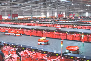 Tổ hợp robot logistics thông minh và camera giám sát lái xe ứng dụng AI đến từ Viettel Post. (Ảnh: Viettel cung cấp)