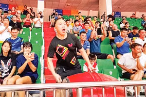 Khán giả Hải Phòng cổ vũ cho đội nhà tại Giải vô địch bóng bàn quốc gia Báo Nhân Dân lần thứ 44. (Ảnh: BẢO LONG)