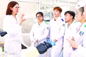 Giáo sư Emilie Allard-Vannier, Đại học Tours (Pháp) hướng dẫn sinh viên Trường đại học Khoa học Sức khỏe (Đại học Quốc gia Thành phố Hồ Chí Minh) làm thí nghiệm. (Ảnh: UHS) 