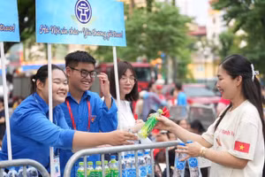 Thanh niên phường Hoàn Kiếm tặng quà người dân về Hà Nội xem diễu binh, diễu hành.