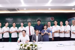 Đại diện Công ty Cổ phần thực phẩm dinh dưỡng Nutifood và Liên đoàn bóng chuyền Thành phố Hồ Chí Minh ký thỏa thuận tài trợ.