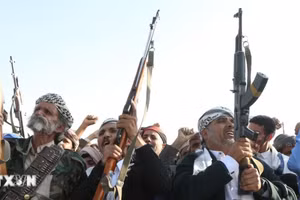 Các tay súng Houthi tại Sanaa, Yemen. (Ảnh: THX/TTXVN phát) 