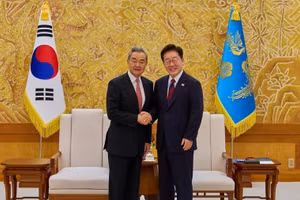 Tổng thống Lee Jae Myung (phải) có cuộc gặp với Bộ trưởng Ngoại giao Trung Quốc Vương Nghị tại Phủ Tổng thống ngày 20/8/2026. (Ảnh: TÂN HOA XÃ)