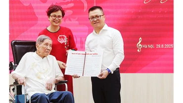 Bài hát lịch sử dâng tặng nhân dân