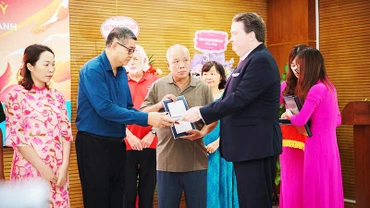 Đại sứ Mỹ Marc Knapper trao Kỷ vật chiến tranh cho con trai liệt sĩ Trần Lũy tại Lễ trao trả Hồ sơ chứng tích chiến tranh tại Trung tâm Lưu trữ quốc gia III, ngày 10/7/2025.