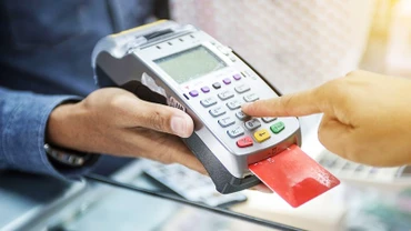 Nghị định 70 được ban hành, trong đó yêu cầu hộ kinh doanh có doanh thu từ 1 tỷ đồng trở lên sử dụng hóa đơn điện tử từ máy tính tiền kết nối với cơ quan thuế. 