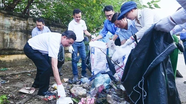 Sau lễ phát động, toàn thể đại biểu, đoàn viên thanh niên và người dân đã cùng tham gia thu gom rác, vệ sinh cảnh quan.