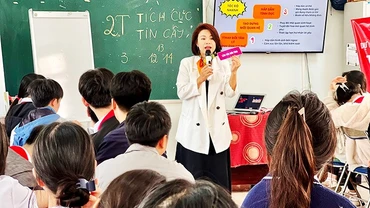 ThS Vũ Phương Thảo trò chuyện về giáo dục giới tính với học sinh trong Dự án TEENYEEU.