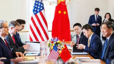 Vòng đàm phán thương mại giữa Mỹ (trái) và Trung Quốc tại Stockholm. Ảnh: AP