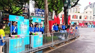 Các tình nguyện viên tham gia hỗ trợ nước uống tại phường Hoàn Kiếm (Hà Nội).