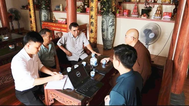 Trần Ngọc Thoan và các cộng sự thu thập tư liệu về các tăng ni tham gia kháng chiến tại chùa Liêu Thượng, xã Xuân Trường, tỉnh Ninh Bình.