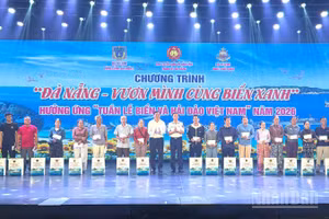 Các đại biểu trao quà cho ngư dân có hoàn cảnh khó khăn tại chương trình.