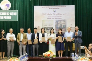 Trao tặng ấn phẩm đến các đại biểu tại lễ ra mắt.