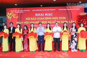 Các đại biểu thực hiện nghi thức cắt băng khai mạc.