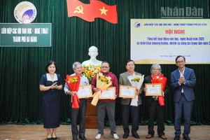 Lãnh đạo Liên hiệp các Hội Văn học-Nghệ thuật thành phố Đà Nẵng trao tặng Giấy khen cho các tập thể, cá nhân.