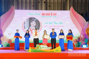 Lễ tuyên dương, khen thưởng các tập thể, cá nhân xuất sắc đạt các giải thưởng.