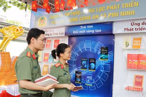 Cán bộ, chiến sĩ công an xã Phú Ninh tham gia Ngày hội Sách Đà Nẵng 2026.