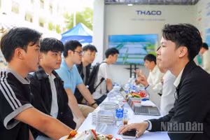 Sinh viên Trường đại học Bách khoa, Đại học Đà Nẵng tìm hiểu doanh nghiệp tại Ngày hội việc làm Bách khoa - DUT Job Fair2026.