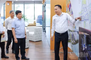 Đoàn công tác tỉnh Lâm Đồng tìm hiểu Trung tâm tài chính quốc tế Việt Nam tại thành phố Đà Nẵng.