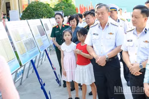Thủ trưởng Bộ Tư lệnh Vùng 3 Hải quân và các đại biểu tham quan triển lãm “Hoàng Sa, Trường Sa - Biển, đảo thiêng liêng”.