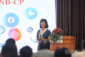 Bà Nguyễn Thị Thanh Huyền, Phó Cục trưởng Cục Phát thanh, truyền hình và thông tin điện tử (Bộ Văn hóa, Thể thao và Du lịch) trao đổi tại hội nghị tập huấn.