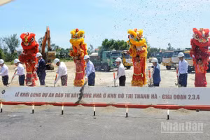 Các đại biểu thực hiện nghi thức khởi công dự án.