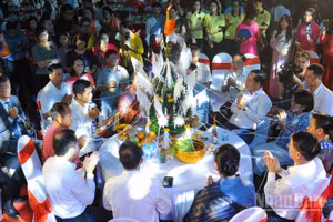 Các đại biểu thực hiện nghi thức.