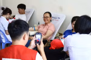 Tình nguyện viên tham gia hiến máu tình nguyện với tinh thần sẻ chia vì cộng đồng.