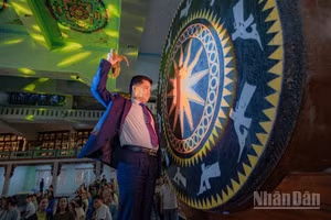 Đại diện Ban tổ chức Lễ hội Quán Thế Âm Ngũ Hành Sơn năm 2026 thực hiện nghi thức khai mạc lễ hội.