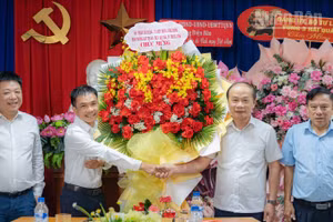 Đồng chí Phạm Tất Thắng, Ủy viên Trung ương Đảng, Phó Trưởng ban Thường trực Ban Tuyên giáo và Dân vận Trung ương (thứ 2 từ phải qua) thăm, chúc mừng Cơ quan Đại diện Báo Nhân Dân tại miền trung-Tây Nguyên.