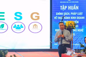 Diễn giả trình bày tại Hội nghị tập huấn về thực hành kinh doanh có trách nhiệm trong lĩnh vực khoa học và công nghệ tại Đà Nẵng năm 2026.