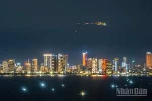 Thành phố Đà Nẵng về đêm nhìn từ phía biển. (Ảnh: PHAN HẢI TÙNG LÂM)