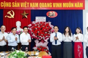 Phó Bí thư Thường trực Thành ủy Nguyễn Đình Vĩnh thay mặt Thành ủy, Hội đồng nhân dân, Ủy ban nhân dân, Ủy ban Mặt trận Tổ quốc Việt Nam thành phố Đà Nẵng tặng hoa chúc mừng.