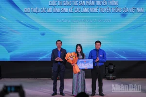 Đại diện nhóm tác giả Chi đoàn 22SLS, Trường Đại học Sư phạm-Đại học Đà Nẵng, nhận giải Nhất cuộc thi.