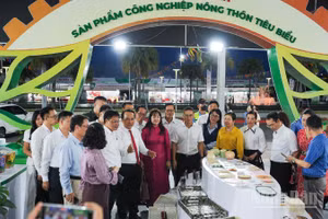 Các đại biểu tham quan Hội chợ triển lãm sản phẩm công nghiệp nông thôn - Khơi nguồn đổi mới, thúc đẩy thương hiệu Việt năm 2026.