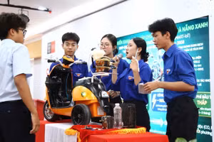 Các đội thi giới thiệu sản phẩm, mô hình sáng tạo.