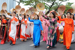 Các đại biểu tham gia diễu hành áo dài.