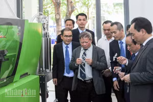 Đại biểu tham quan Phòng Thí nghiệm trọng điểm Quốc gia dùng chung Cơ điện tử và Ứng dụng tại Trường đại học Bách khoa (Đại học Đà Nẵng).