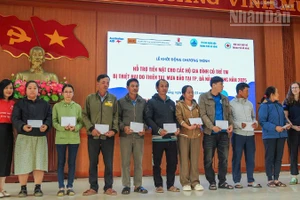 Đại diện các tổ chức trao tiền hỗ trợ cho các hộ gia đình có trẻ em trên địa bàn xã Duy Nghĩa chịu ảnh hưởng nặng nề bởi thiên tai trong năm 2025.