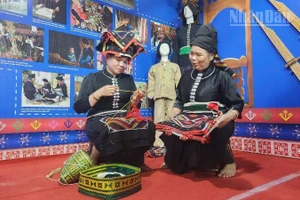 Không gian giao lưu văn hóa tại Chương trình nghệ thuật “Sắc màu Sơn La”.