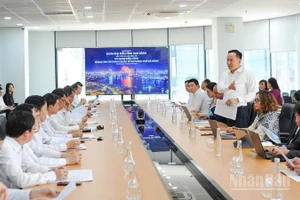 Quang cảnh buổi làm việc của Đoàn đại biểu tỉnh Cao Bằng với Cơ quan điều hành Trung tâm tài chính quốc tế Việt Nam tại thành phố Đà Nẵng.