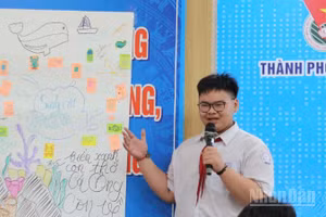 Các bạn học sinh trình bày dự án trong khuôn khổ dự án “Tuổi trẻ Đà Nẵng - Hành động xanh vì biển quê hương” năm 2026.