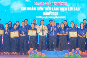 Lễ tuyên dương Thanh niên tiên tiến làm theo lời Bác và Chi đoàn tiên tiến làm theo lời Bác năm 2026 trong cơn mưa lớn bất chợt.