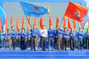 Các đại biểu thực hiện nghi thức phát động lễ ra quân Chiến dịch Thanh niên tình nguyện Hè năm 2026.
